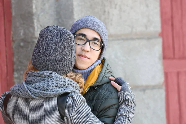 Jongeman knuffelen zijn geliefde vriendin buitenshuis — Stockfoto