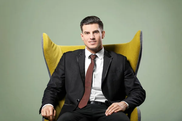 Hombre en traje elegante sobre fondo gris — Foto de Stock