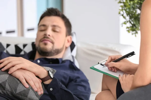 Mladý muž má schůzku s psychologem — Stock fotografie