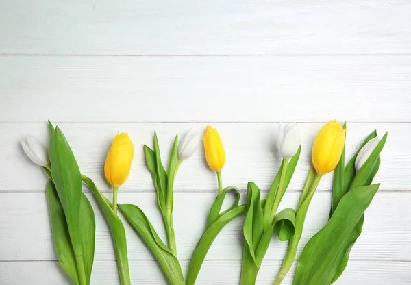 Белый и желтый тюльпаны на деревянном фоне — стоковое фото