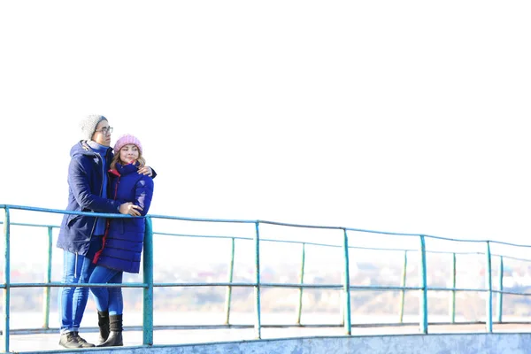 Feliz pareja joven amorosa en el puente — Foto de Stock