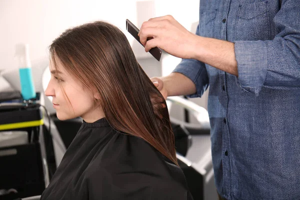 Peluquería masculina peinando el cabello del cliente en el salón —  Fotos de Stock