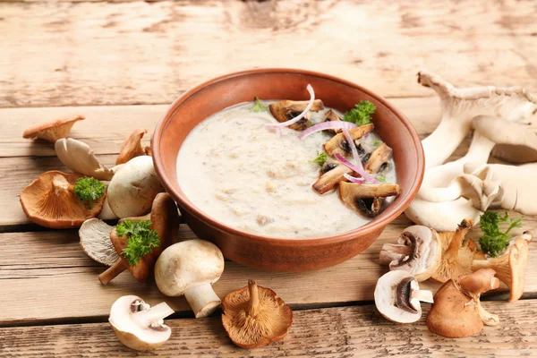 Schüssel mit köstlicher Pilzsuppe auf Holztisch — Stockfoto