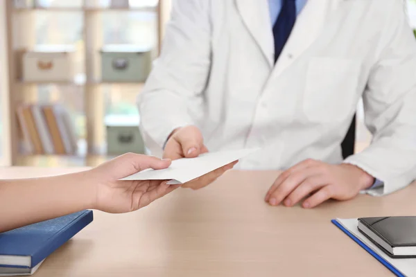 Medico prendendo tangente da donna sul posto di lavoro — Foto Stock