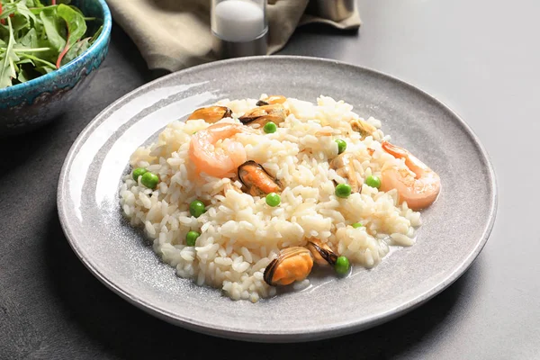 Plaat met heerlijke zeevruchten risotto op tafel — Stockfoto