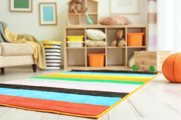 Innenausstattung des Kinderzimmers mit buntem Teppich — Stockfoto