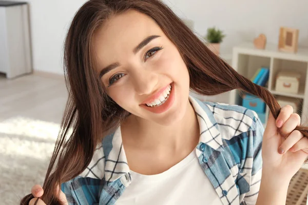 Retrato de bela mulher sorridente em casa — Fotografia de Stock