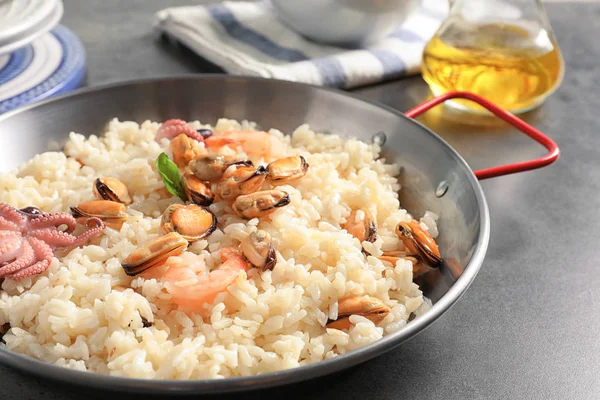 Schotel met heerlijke zeevruchten risotto op tafel — Stockfoto