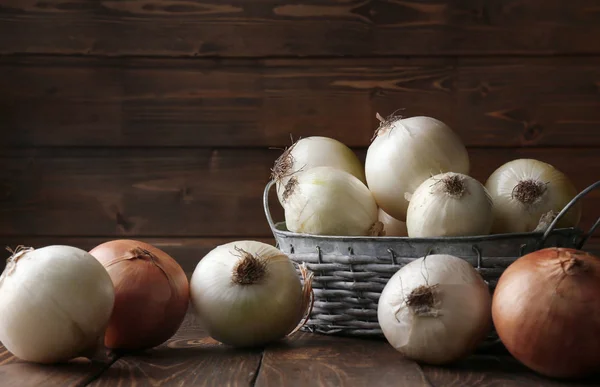 Composición con cebolla fresca sobre fondo de madera — Foto de Stock