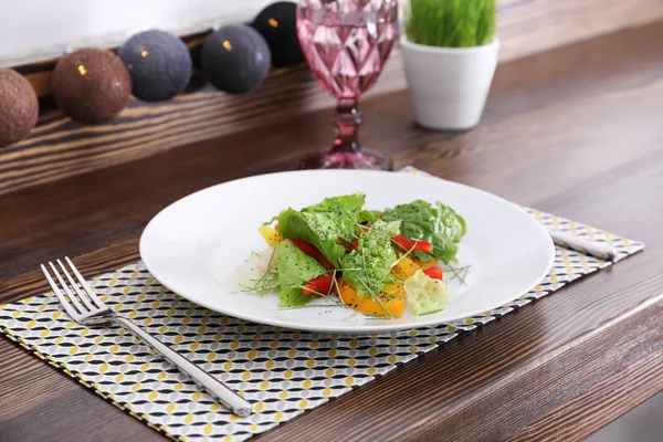 Smakelijke salade op plaat. De instelling van de tabel in vegetarisch cafe — Stockfoto