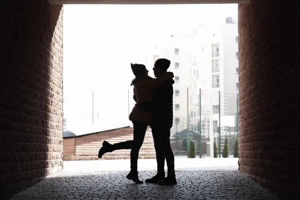 Silhouette eines glücklich liebenden jungen Paares im Freien — Stockfoto