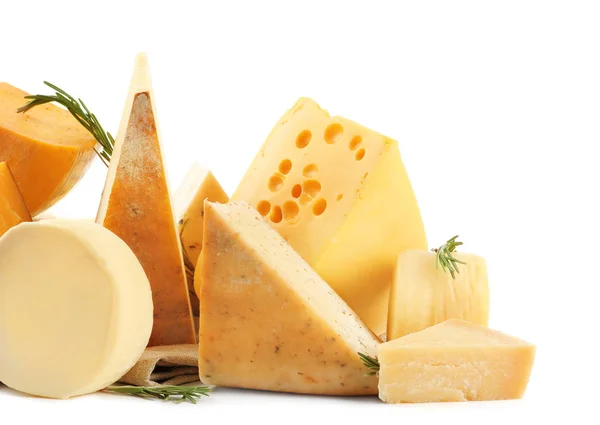 Diferentes tipos de queso delicioso sobre fondo blanco —  Fotos de Stock
