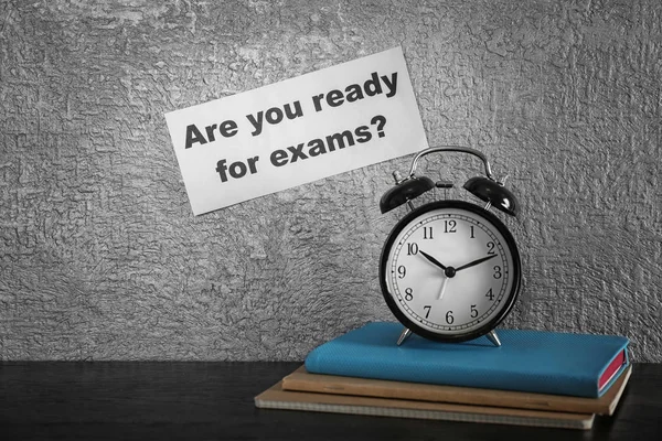 Papier met de vraag "bent u klaar voor examens?" en notebooks op grijze achtergrond — Stockfoto