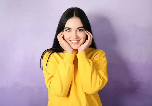 Retrato de jovem bela mulher sorrindo contra fundo de cor — Fotografia de Stock