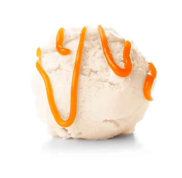 Морозиво з карамельним соусом на білому тлі — стокове фото