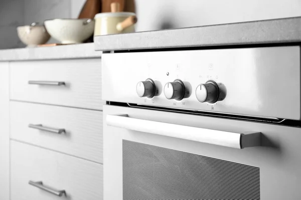 Moderno horno eléctrico blanco en la cocina —  Fotos de Stock