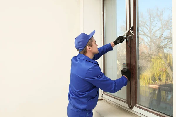 Trabajador de la construcción reparación de ventanas en la casa —  Fotos de Stock