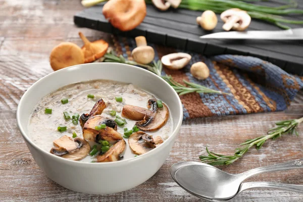 Cuenco con deliciosa sopa de champiñones en mesa de madera —  Fotos de Stock