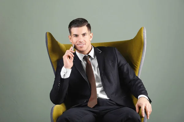 Mannen i elegant kostym på grå bakgrund — Stockfoto