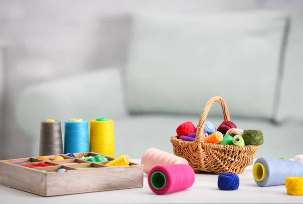 Conjunto Fios Coloridos Para Costura Crochê Mesa — Fotografia de Stock