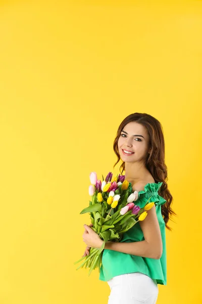 Piękna Kobieta Trzyma Bukiet Tulipanów Kolor Tła — Zdjęcie stockowe