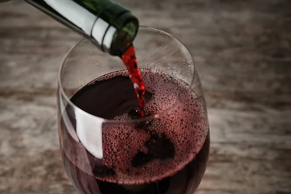 Verser Vin Rouge Dans Verre Sur Table Gros Plan — Photo