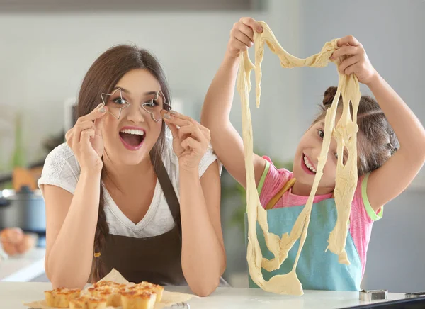 Madre Hija Divierten Mientras Preparan Masa Interior — Foto de Stock