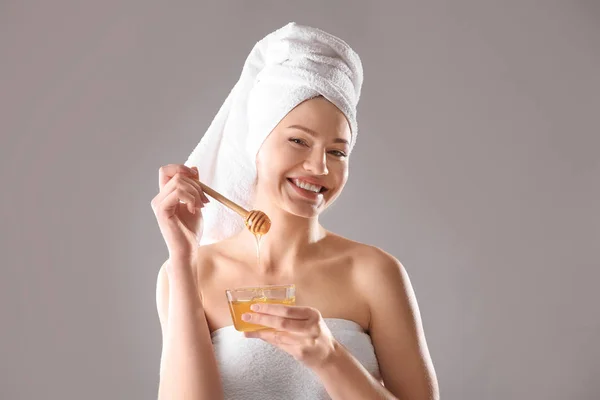 Mooie Jonge Vrouw Bedrijf Kom Met Honing Kleur Achtergrond — Stockfoto