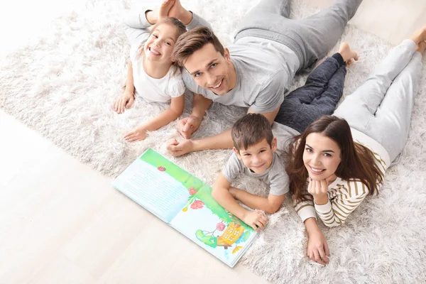 Gelukkig Familie Lezen Boek Thuis — Stockfoto