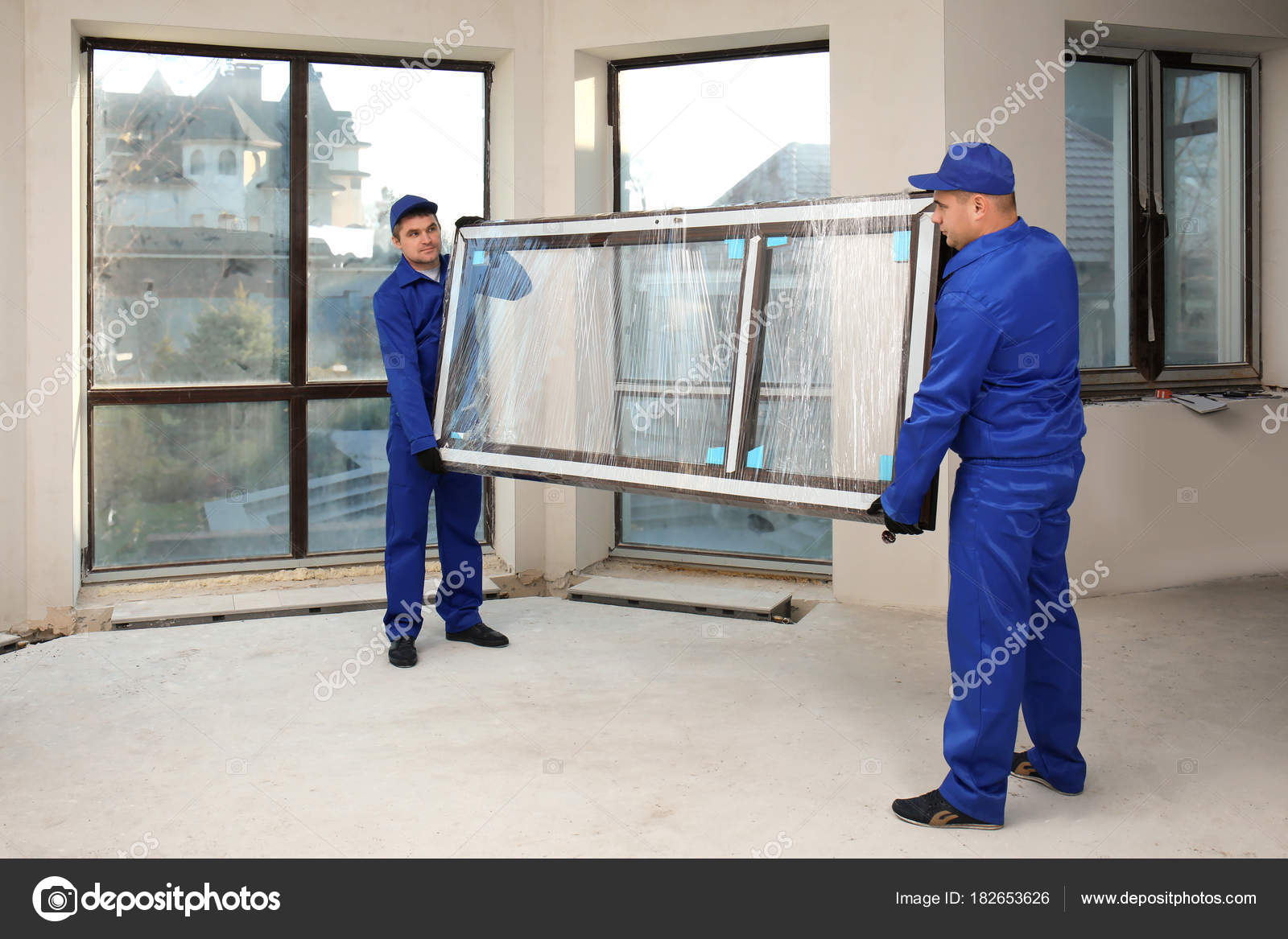 Glaziers. стекольщик объявление. строитель у пластикового окна. грузчики пластиковых окон. установщик пластиковых окон.