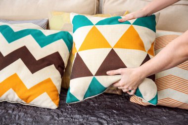 Yatak, closeup yastık koyarak kadın