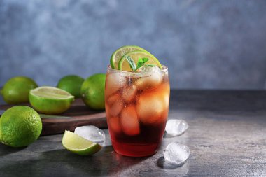 Masada bir bardak Küba Libre kokteyli