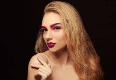 Siyah arka plan üzerine boyalı kaşlar olan kadın