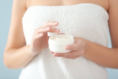 Renk arka plan, closeup üzerinde el kremi kavanoz olan kadın