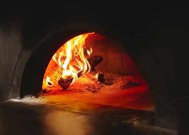 Lokanta mutfağı, geleneksel fırında yakacak odun yanan