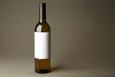 Şarap şişesi gri arka plan üzerinde sahte kadar