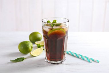 Cam, Cuba Libre beyaz tahta masada kokteyl