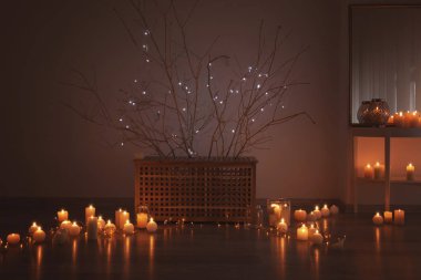 Oda iç dekor olarak yanan mumlar