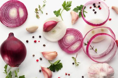 Taze sarımsak, soğan ve biber taneleri beyaz arka planda, üstten görünüm