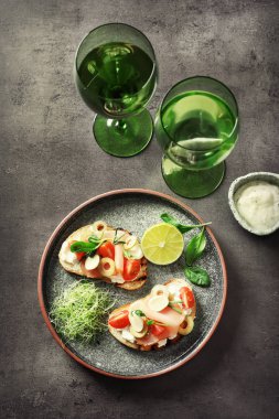 Jambon, domates ve mozzarella plaka ile lezzetli bruschettas