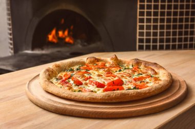 Lezzetli pizza fırın mutfak karşı tablo üzerinde