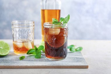 Cuba Libre masaya kokteyl ile kompozisyon