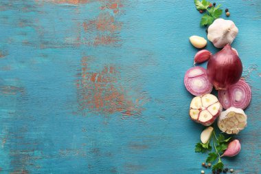 Taze sarımsak ve soğan renk arka plan, üstten görünüm