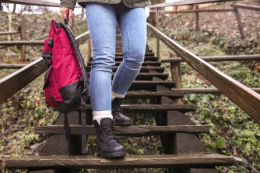 Yağmur adımlarla yürüyen sırt çantası ile kadın turist