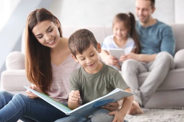 Genç anne ile küçük oğlu evde kitap okumak