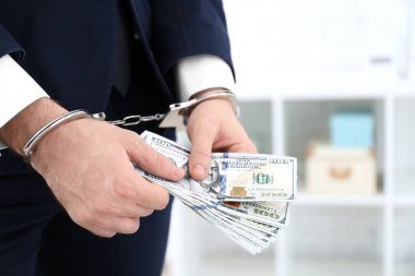 İşadamı kelepçeli closeup rüşvet holding
