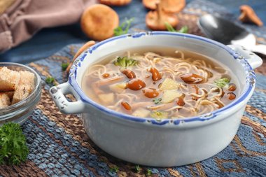 Masada lezzetli mantar çorbası ile çanak