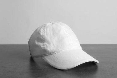 Beyaz arka plan karşı masada kap. Mockup tasarım için