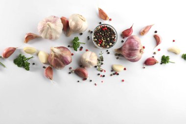 Taze sarımsak ve biber taneleri beyaz arka planda, üstten görünüm