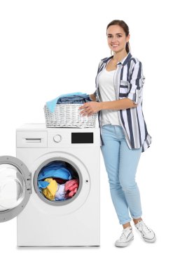 Çamaşır sepeti çamaşır makinesi beyaz arka plan üzerinde yakınındaki kadınla
